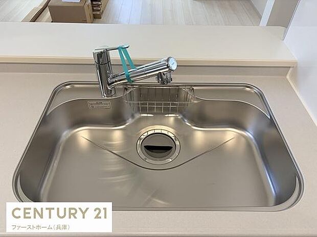 シンプルなデザインのシンクは清掃もしやすく日常のお手入れが楽にできます。広々としたスペースで使い勝手にも配慮されています。ステンレス素材が明るい印象を与えます。蛇口もスッキリまとまっています。