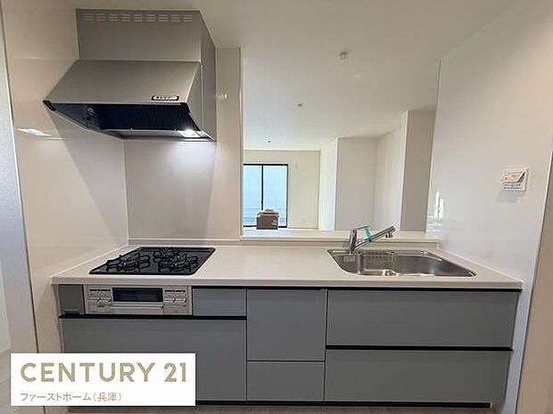 シンプルで使いやすいキッチンは収納スペースも豊富に備えています。ガスコンロとシンクの配置が効率的で作業がしやすい設計です。対面式なのでリビングとのつながりも感じやすいです。