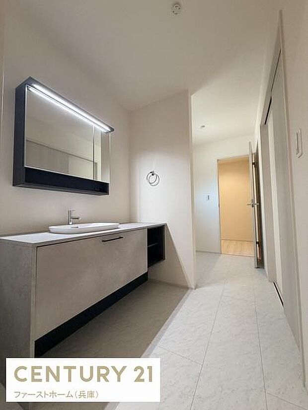 洗練されたデザインの洗面台が目を引きます。空間にゆとりがあり快適な利用が可能です。収納スペースも備わっております。照明が明るく清潔感があります。
