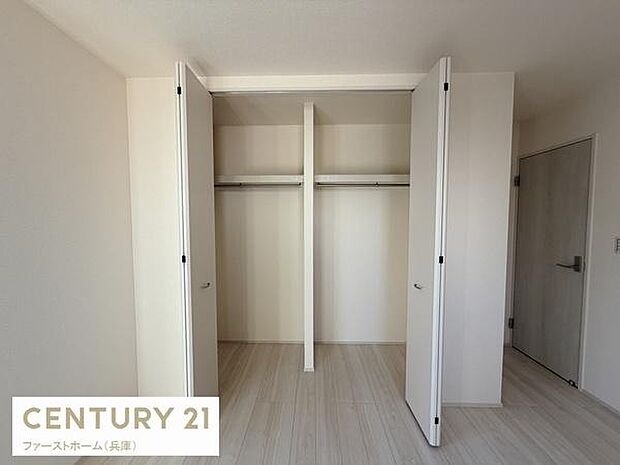 大きく開く両開きの扉が使いやすい収納スペースです。内部は仕切りとハンガーパイプ付きで整理しやすい設計です。壁と同系色のデザインでお部屋にすっきりと馴染みます。