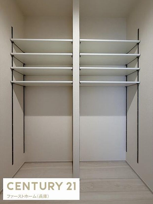 シンプルなデザインの収納スペースです。可動式の棚が複数設置されており用途に合わせて高さの調整が可能です。奥行きもありすっきりとした印象の室内です。左右で仕切りがあり整理整頓にも役立ちます。