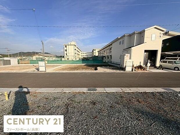 開放感のある現地からの眺望です。前面に建物が少なく視界が広がっています。周辺の空間を感じられる立地です。自然光が差し込みやすい環境です。