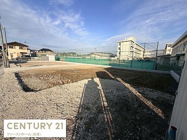 開放感のある現地からの眺望が広がっています。遠くまで視界が抜けており周囲の建物との距離感も良好です。敷地内の日当たりもしっかり確保されています。安心感のある周辺環境が特徴です。