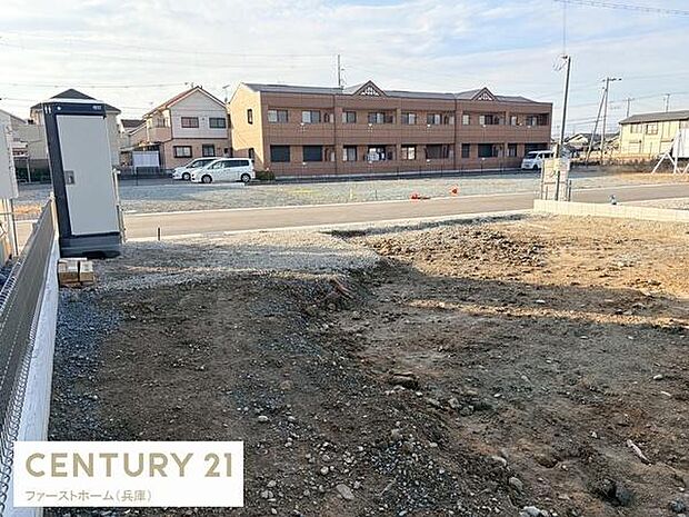 開放感のある現地からの眺望で前面に遮るものが少ない景観です。道路を挟んで住宅が整然と並び落ち着いた街並みが広がります。敷地内からゆったりとした空間を感じられます。日当たりも良好な現地です。