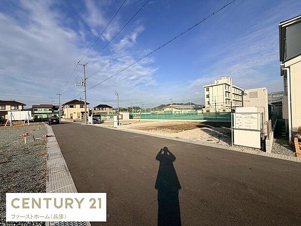 前面道路はゆとりのある幅員で車の出入りもしやすい環境です。周辺は整然とした街並みが広がっており住宅地ならではの落ち着いた雰囲気が魅力です。道路沿いは視界も良好なので安心して生活できそうです。