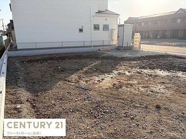 開放的な現地からの眺望が広がっています。周辺には住宅や建物が整然と並び落ち着いた雰囲気です。平坦な敷地で日当たりも確保しやすい環境です。道路に面しているためアクセスも便利です。