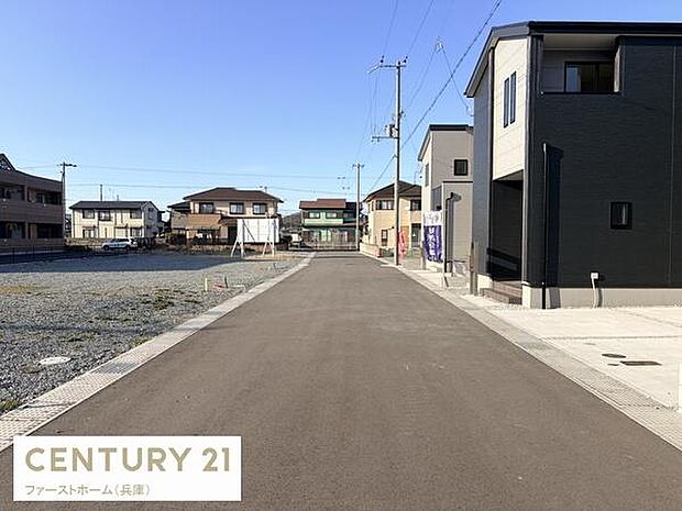 幅のある前面道路が広がり車の出入りもスムーズに行えます。周囲の住宅も整った印象で落ち着いた街並みです。電柱や配線もきちんと整理されています。新築住宅が立ち並ぶエリアとなっています。