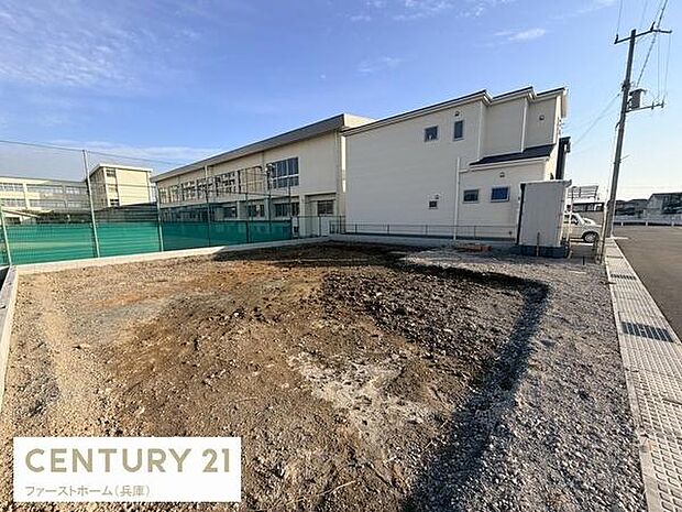 敷地からは周囲の建物がすっきりと見渡せるロケーションです。周辺には開放感があり空が広く感じられます。道幅も広く静かな環境が広がっています。周囲の施設が近く便利な立地です。