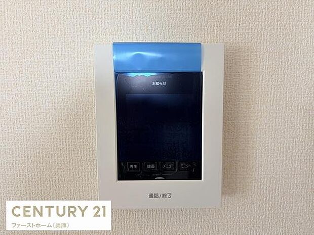 壁に設置されたモニター付きインターホンが設置されています。来客時も安心して対応できます。シンプルなデザインで空間になじみやすいです。操作ボタンが見やすく分かりやすい仕様です。