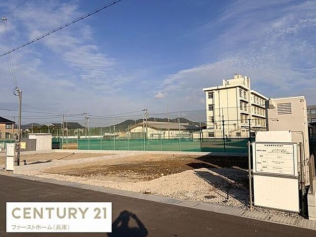 開放感のある眺望が広がっています。遮るものが少なく空が広く見渡せます。陽当たりも望める現地からの景色です。周囲には落ち着いた雰囲気が広がっています。視界が広いので解放感が感じられます。