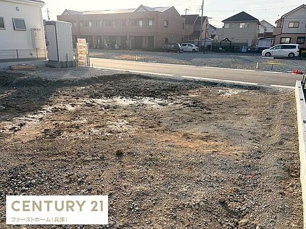 開放感のある眺望が特徴の現地写真です。周囲には建物が間隔をあけて配置されており明るさを感じやすい環境です。道路に面しているため車の出入りもスムーズです。整った区画で様々なプランが検討しやすい土地です。