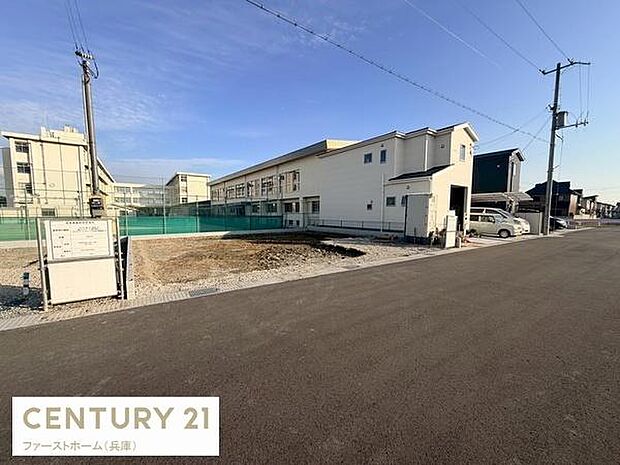 周辺には落ち着いた雰囲気の住宅が並び前面道路は幅員があり車の通行もスムーズです。敷地は整形地で活用しやすく日当たりも良好です。学校や施設も徒歩圏内にあり暮らしやすい環境です。