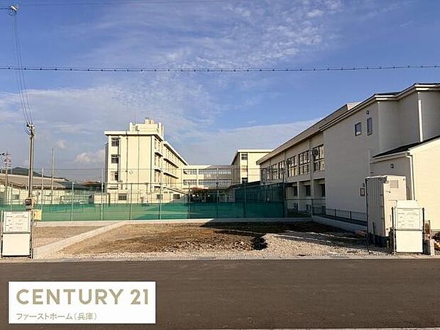 敷地前から学校の校舎がよく見える眺望です。道路も広く開放感のある景色が広がっています。日当たりも良好で周囲の空間がゆったりとしています。周辺環境が視認しやすい現地からの眺望です。