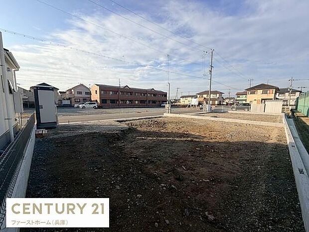 開放感のある眺望が広がる現地です。周辺は整然とした街並みが特徴です。陽当たりも十分に期待できる立地です。道路へのアクセスがしやすい環境です。穏やかな住宅地に位置しています。