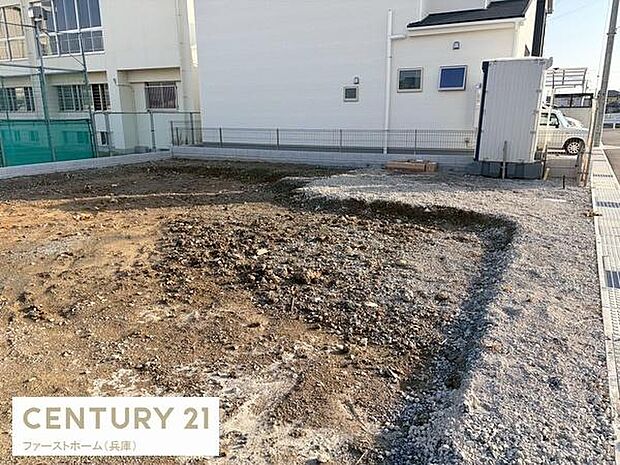 現地からの眺望をしっかりと確認できる写真です。周囲に建物があり周辺環境の様子がわかります。土地の形状や広さもひと目で把握できます。整地されているため計画のイメージがしやすい状況です。