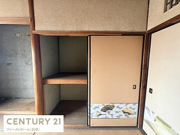 和室に調和した収納スペースが備わっています。内部は広めの設計で仕切りもあり使い勝手が良いです。引き戸には趣のあるデザインが施され和の雰囲気を大切にしています。収納の奥行きもしっかり確保されています。