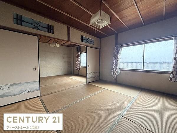 広々とした和室が二間続きでご家族や来客時にも快適にご利用いただけます。障子やふすまのデザインが落ち着いた雰囲気を演出しています。大きな窓からは自然光がたっぷり入り室内が明るく保たれます。