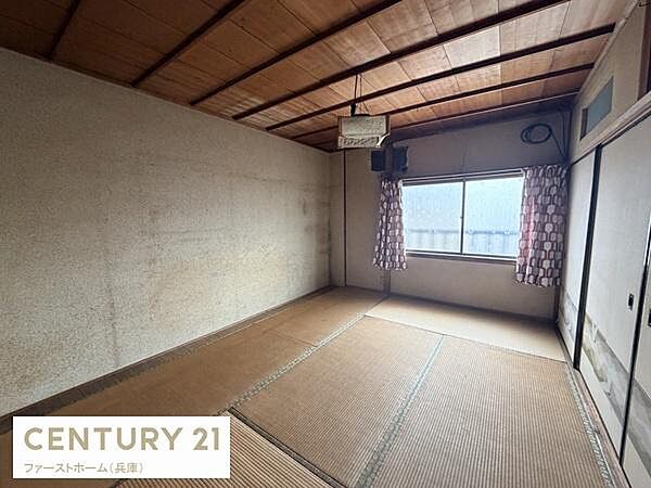 明るい光が差し込む和室です。和の雰囲気が広がる落ち着いた空間となっています。シンプルな内装でご自身の好みに合わせてアレンジしやすいです。窓からの眺望も楽しめます。収納スペースも活用できます。