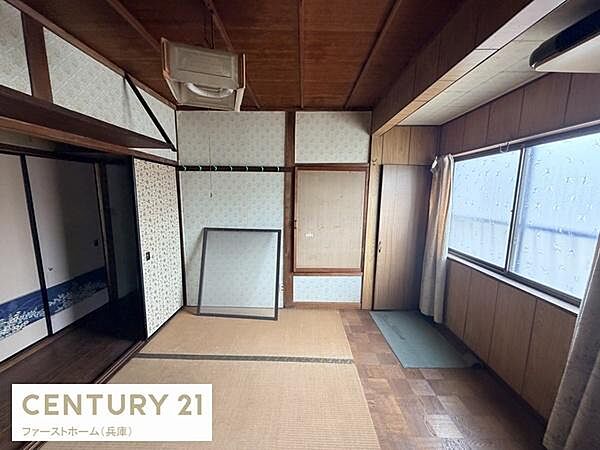 落ち着いた雰囲気の和室です。大きな窓から自然光が入り室内が明るく感じられます。収納スペースもしっかり確保されています。畳敷きが和の趣を感じさせます。ふすまや障子の意匠も落ち着きがあります。