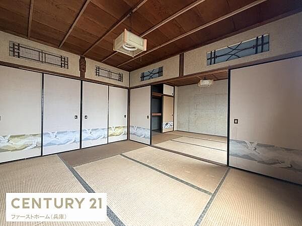 和の雰囲気が広がる和室です。障子やふすまの模様が印象的で落ち着きある空間となっています。天井や柱のデザインも特徴的です。収納スペースが充実しています。採光も確保されており明るさを感じられます。
