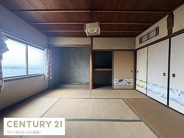 和室ならではの落ち着いた雰囲気が広がります。大きな窓から自然光がしっかり入ります。収納スペースも充実しています。伝統的な襖のデザインが印象的です。ゆとりある空間で多目的に活用できます。