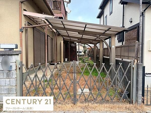 屋根付きの駐車スペースが設けられており雨天時でも安心して車を停めることができます。前面にはゲートも設置されており防犯面にも配慮されています。車両の出し入れがしやすい広さが確保されています。