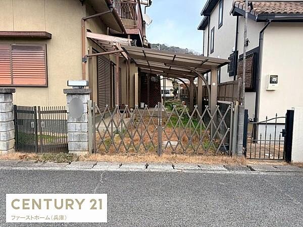 駐車場にはゲートと屋根が設置されており大切な車両を雨や日差しから守ることができます。敷地内なので車の出し入れがスムーズに行えます。前面道路から簡単にアクセス可能です。
