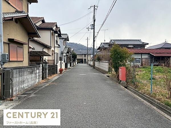静かな住宅街の一角に位置しており前面道路は車通りが少なく落ち着いた環境です。舗装された道幅も十分に確保されており歩行や車の出入りも安心です。周囲には住宅が並び整然とした街並みが広がっています。