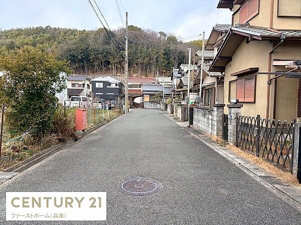前面道路が広く見通しの良い現地の様子です。周囲は落ち着いた雰囲気が漂い周辺環境が整っています。道路には電柱やフェンスが整備されており生活のしやすい印象を受けます。