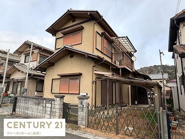 落ち着いた色合いの外観が印象的な戸建です。周囲には同系統の住宅が並び穏やかな雰囲気が広がっています。前面道路からのアクセスも分かりやすい立地です。敷地内には庭スペースもあり様々な用途に活用可能です。