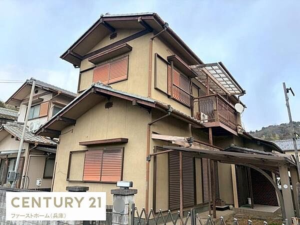 外観は落ち着いた色合いで趣のある和風の佇まいです。二階にはバルコニーがあり様々な用途に対応できます。シャッター付きの窓が多く防犯面にも配慮されています。敷地内には屋根付きのスペースも設けられています。