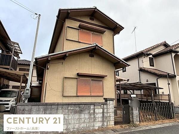 幅広い世代に親しまれる落ち着いた外観です。外壁の温かみある色合いが特徴的です。窓にはシャッターが備わっています。道路に面した立地でアクセスしやすい場所です。