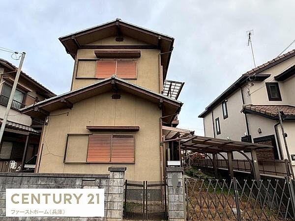 シンプルで飽きのこない外観が印象的です。駐車スペースもしっかり確保されています。落ち着いた住宅街の中に位置しています。周囲との調和がとれた造りです。コンパクトながらも使い勝手の良い設計となっています。