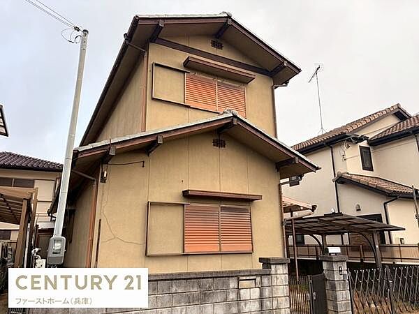 外観は落ち着いた色合いの二階建て住宅です。窓にはしっかりとした雨戸が設置されています。周囲は同じような住宅が並び静かな環境が期待できます。屋根や外壁のデザインも統一感があります。