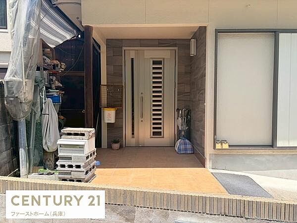 ゆったりとした玄関スペースがあり雨の日でも快適に出入りができます。清潔感のある玄関ドアが印象的です。玄関前が広々としていて荷物の持ち運びもスムーズに行えます。