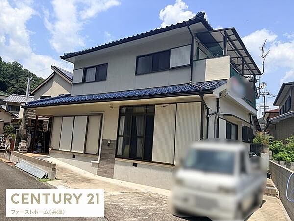 落ち着きのある外観が特徴の住まいです。ゆったりとした敷地で駐車スペースも確保されています。日当たりもしっかり感じられる立地です。周辺環境も静かな印象です。バルコニー付きで使い勝手も良好です。