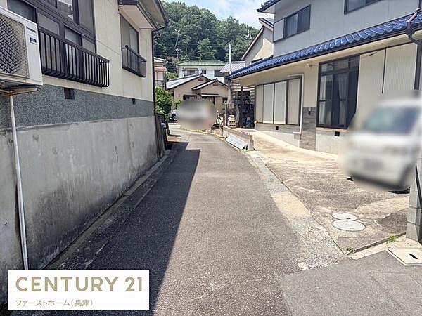 周囲には住宅が並び落ち着いた雰囲気が感じられます。前面道路は舗装されており日当たりも良い印象です。建物同士の距離も適度にあり開放感があります。現地の様子が分かりやすい写真です。