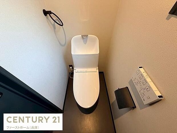 白を基調としたシンプルなデザインのトイレです。壁付けのペーパーホルダーとリモコンが設置されており使いやすさが考慮されています。手洗い器一体型のため省スペースでも快適にお使いいただけます。