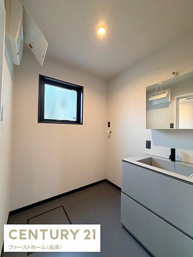 清潔感のある洗面台・洗面所はシンプルで使いやすい空間です。壁付けのミラーも備わっており毎日の身支度に便利です。換気に役立つ窓も配置されています。収納も充実しています。