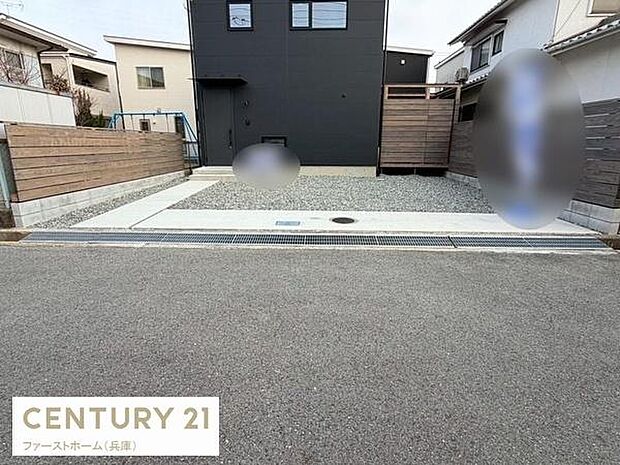 敷地内にしっかりとした駐車スペースが設けられています。前面道路も幅広く車の出し入れがしやすい設計です。隣家との境界も明確で安心してご利用いただけます。駐車場周辺はシンプルなデザインで整っています。