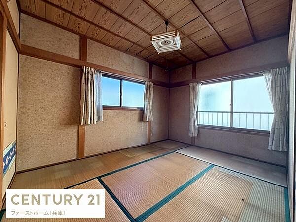 大きな窓から光が差し込む落ち着いた雰囲気の子供部屋です。畳敷きの空間が温かみを感じさせます。収納スペースも備わっています。和の趣を感じる天井と壁が特徴です。通風も期待できる配置です。