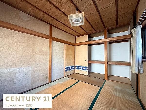 和室ならではの落ち着いた雰囲気が感じられます。天井や柱が木の温もりを演出しています。収納スペースも充実しておりすっきりと使えます。自然光がしっかり入る窓もポイントです。