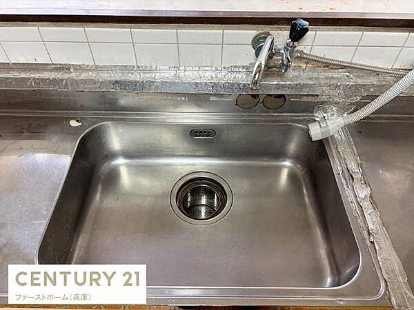 シンプルなデザインのシンクで毎日の作業もしやすい仕様です。キッチン全体に清潔感がありお手入れも簡単にできます。蛇口周りもスマートな造りで水回りの使い勝手も良好です。カウンターとの一体感も感じられます。