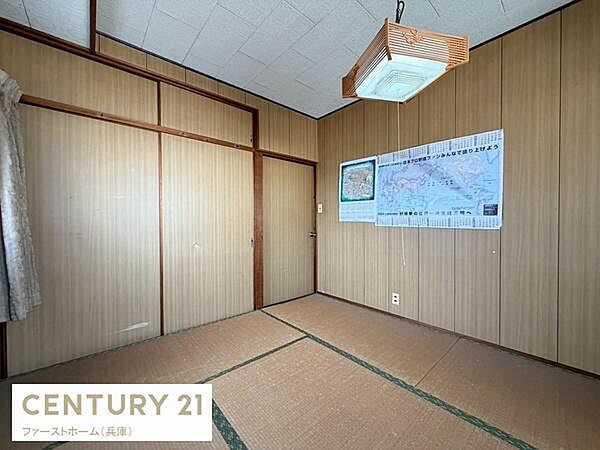 落ち着いた和室の子供部屋です。広さがしっかり確保されており家具の配置もしやすい空間です。ナチュラルな木目調の壁が温かみを感じさせます。収納スペースも備えられており整理整頓にも便利です。