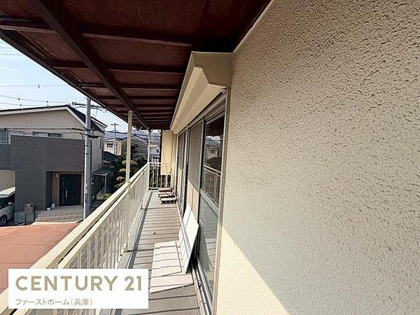 奥行きのあるバルコニーは使い勝手がよく洗濯物も広々と干すことができます。屋根付きなので天候を気にせず利用できます。室内から出入りしやすい設計になっています。周辺の様子もよく見渡せます。