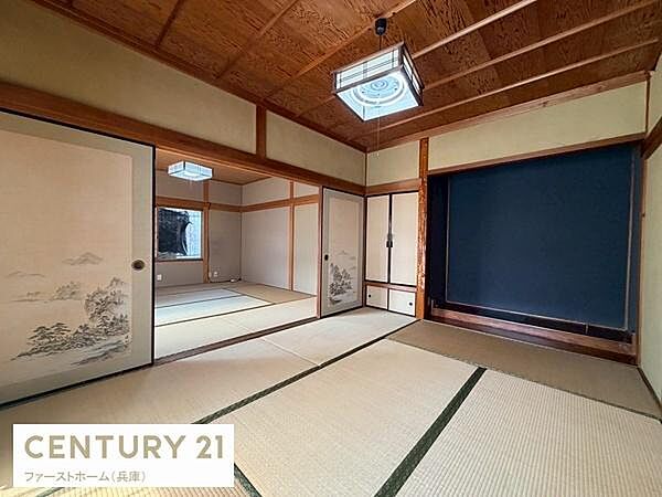 温かみのある木の天井と畳の組み合わせが特徴的です。和の趣を感じる襖のデザインが印象的です。広々とした空間が視覚的にもゆとりを感じさせます。明るい照明が全体をすっきりと見せています。