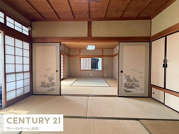 広々とした和室が広がり障子や襖の風合いが落ち着いた雰囲気を生み出しています。畳の上でゆったりと過ごすことができます。伝統的な意匠が空間全体に調和しています。光が入りやすい大きな窓も特徴的です。