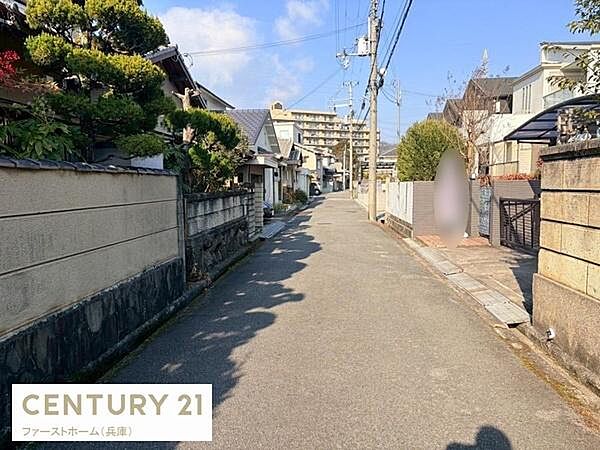 前面道路は見通しが良く歩行や車の通行も安心感があります。周辺には住宅が立ち並び落ち着いた街並みが広がっています。日当たりも良好で晴れた日には青空が広がります。道幅もゆとりがあり移動がスムーズです。