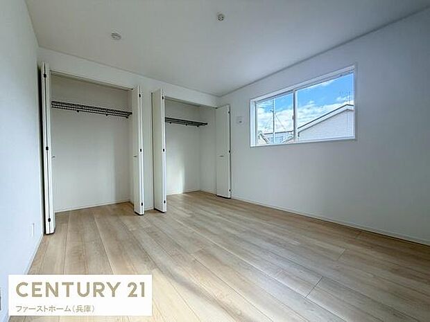 明るい日差しが差し込む寝室です。大きなクローゼットが2つあり収納スペースが充実しています。シンプルな内装でどんなインテリアにも合わせやすく窓からの景色も楽しめます。