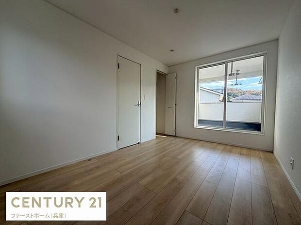 ナチュラルな色合いのフローリングで落ち着いた雰囲気です。大きな窓から自然光が差し込みます。収納スペースもしっかり確保されています。壁や床の状態も良好です。